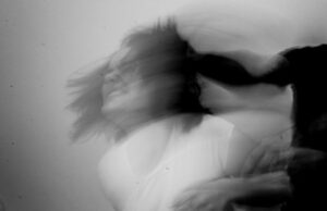 16:10 –
Polícia flagra homem enciumado montado na mulher e a segurando pelos cabelos