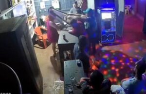 11:19 –
Cliente tenta matar funcionária de casa noturna com golpe de banqueta de madeira na cabeça; veja vídeo