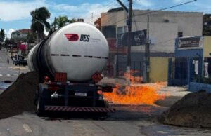07:33 –
Após cerca de sete horas de combate, bombeiros controlam incêndio em carreta-tanque carregada de etanol