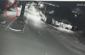 07:40 –
Mulher de 40 anos morre após bater motocicleta no meio-fio; veja vídeo