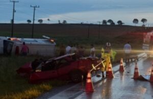 07:35 –
Homem morre e 3 pessoas ficam feridas em acidente entre carro e ambulância