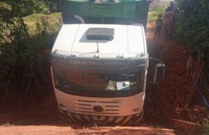 18:41 –
Caminhão de lixo cai ao tentar atravessar ponte de madeira em Várzea Grande:veja vídeo