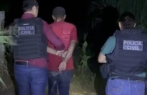 08:52 –
Suspeito fica em silêncio ao ser questionado sobre execução de esposa a facadas