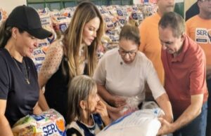 Vereadores e primeira-dama entregam doações à famílias