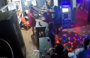 Cliente tenta matar funcionária de boate com banqueta; vídeo