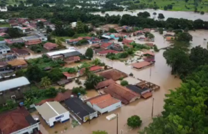 Mendes anuncia ajuda para reconstruir pontes e casas destruídas