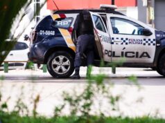 Marido atira em esposa e é preso lavando casa cheia de sangue