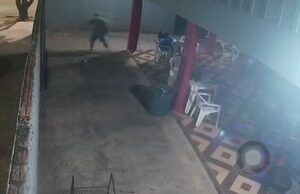 Câmera flagra homem invadindo bar e atirando; um fica ferido