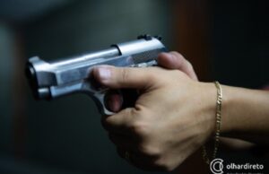 07:30 –
Jovem de 20 anos tenta correr, mas é executado com vários tiros no meio de rua