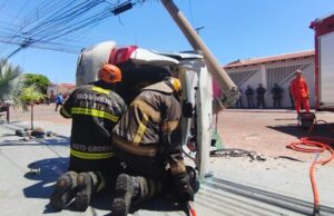 Bombeiros resgatam corpos presos às ferragens após grave acidente