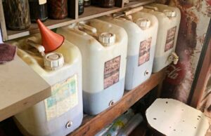 Polícia acha fábrica que guardava bebida em tambor de químico