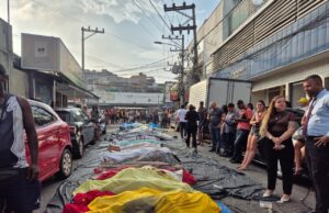 40 corpos são levados por moradores a praça no Rio um dia após megaoperação