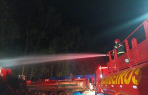 Bombeiros usam água e abafamento com terra para conter incêndio em fardos de algodão