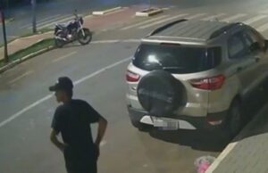Homem é flagrado furtando moto em avenida de cidade em MT