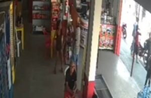 Vídeo mostra idosa esfaqueando homem em bar no interior; veja