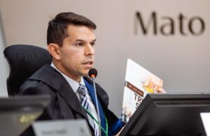 Procurador-geral de Contas lança livro sobre Compliance Inteligente nas Contratações Públicas