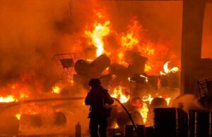 Incêndio consome fábrica em Cuiabá; chamas visíveis a quilômetros