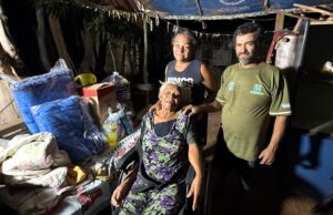 Virginia Mendes garante cadeira de rodas e esperança para idosa em Mato Grosso.