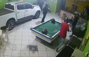 Cenas de terror: câmeras flagam execução de dois homens em bar