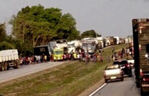 BR-364 fica interditada após acidente envolvendo três carretas
