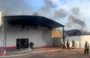 Incêndio de grande proporção mobiliza bombeiros em Várzea Grande