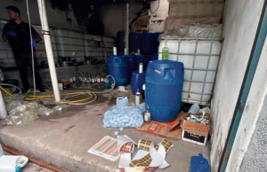 Com uma fأ،brica ilegal interditada a cada cinco dias, venda de bebida falsificada explode no paأs