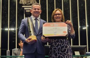 Mauro Mendes recebe Comenda do Senado por avanço na alfabetização infantil em MT