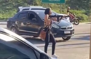 Vídeo de policial andando com fuzil no meio da rua viraliza na internet