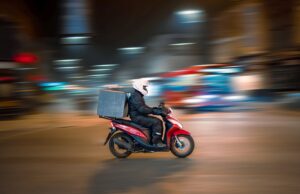 'Plataformizados' têm renda acima da média e trabalham mais horas