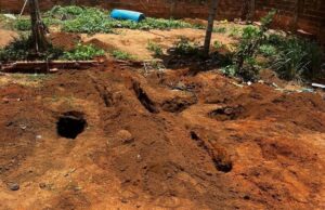Polícia localiza cadáver enterrado em quintal de casa e prende três