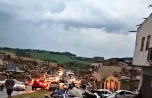 Tornado arrasa cidade no interior do Paranأ،; prefeito relata trأھs mortes